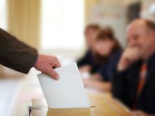 Symbolfoto Wahlen - Einwurf eines Stimmzettels