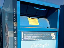 Blaue Altkleidercontainer aufgestellt.