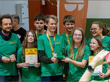 Jugendliche erhalten einen Preis, Foto: Nils Schlupeck