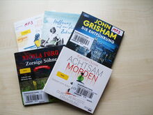 Fünf verschiedene Hörbücher liegen auf dem Tisch.