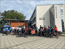 Gruppenfoto vor dem Coswiger Rathaus zum Auftakt der Radtour zwischen Coswig und Lovosice