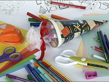 bunte Stifte, Scheren und eine Zuckertüte liegen auf einem Tisch, Foto: Annette_Pixabay