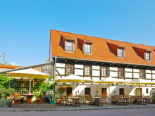 Außenansicht Weinrestaurant Schuh - Fachwerkhaus mit Freisitzen davor