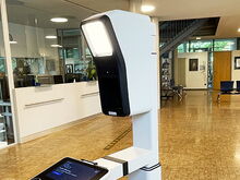 Fototerminal für digitale Passbilder steht im Foyer des Coswiger Rathauses