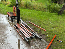 zerstörte Parkbank liegt am Boden des Bürgerparks