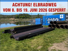 Baumaterial liegt an der Elbe für die neue E-Fähre.