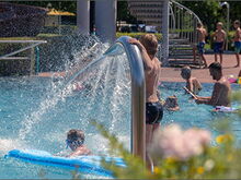 Kinder planschen im Freibad