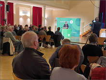 Bürgerinnen und Bürger sitzen im großen Saal der Börse zur Einwohnerversammlung 2025