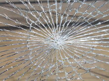 spinnennetzartig gebrochene Glasscheibe