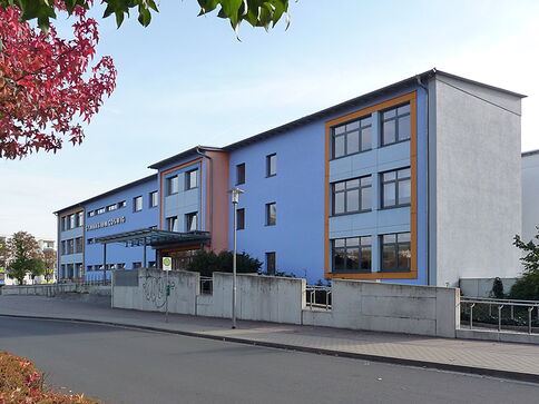 Gymnasium Coswig blaues Schulgebäude mit der Aufschrift Gymnasium Coswig an der Fassade