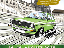 Plakat mit Daten von der Sachsen Classic 2025 und einem grünen Auto vor der Frauenkirche in Dresden