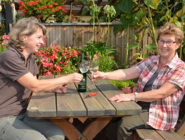 Zwei Frauen stoßen  mit Weißwein an