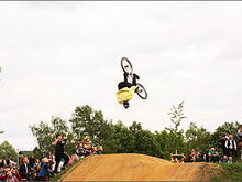 Ein BMX Fahrer springt über den neuen Trail.