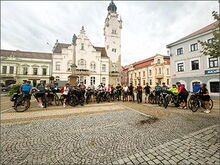 Viele Coswiger und Lovosicer Radfreunde stehen auf dem Marktplatz in Lovosice, Foto: Světlana Truhlářová