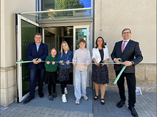Bei der Einweihung des Erweiterungsbaus der Oberschule Coswig-Kötitz (v. l.): Oberbürgermeister Thomas Schubert, die Schülerinnen Paula und Helena, Schüler Oskar, Bürgermeisterin Friederike Trommer und Schulleiter Mathias Müller.