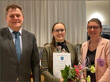 Zur Stadtratssitzung am 11. März 2026 in der Börse wurde Adriana Lachmann (Mitte) zur Standesbeamtin bestellt. Oberbürgermeister Thomas Schubert (links) und Ina Schmidt Leiterin Personal (rechts) überbrachten die Glückwünsche.