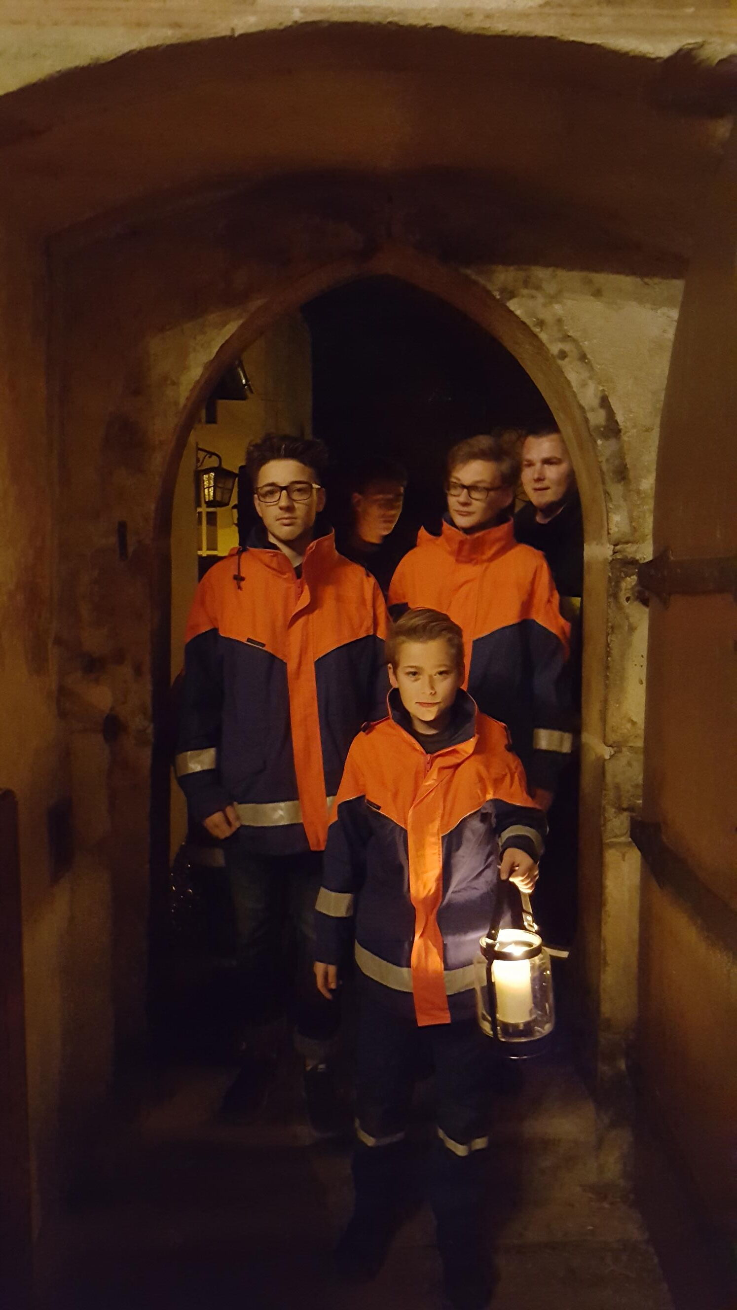 Coswiger Jugendfeuerwehr trägt das Friedenslicht.