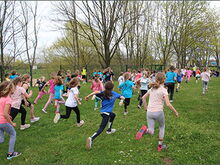 Coswiger Crosslauf 2025: Junge Läuferinnen und Läufer geben ihr Bestes auf der Strecke rund um den Badesee Coswig-Kötitz.