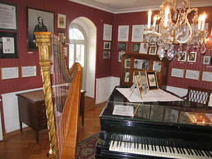 Harfe und Flügel in der Ausstellung in der Villa Teresa