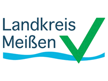 Schriftzug "Landkreis Meißen" mit blauen gewelltem Strich und grünem Haken