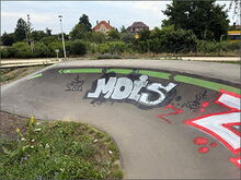 Graffitis auf dem Asphalt des Bikeparks