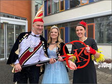 Schlüsselübergabe durch das Prinzenpaar Julia I. und Sebastian II. an die Bürgermeisterin Friederike Trommer.