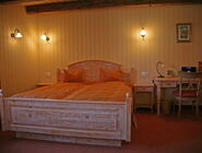 Doppelbett und Schreibtisch in einem Zimmer des Vinotels