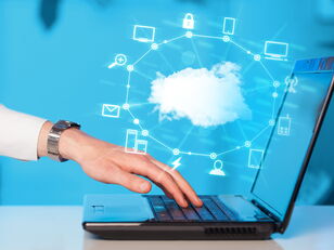 Hand tippt auf Notebook