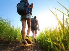 Symbolfoto Freizeit - zwei Wanderer mit Rucksack