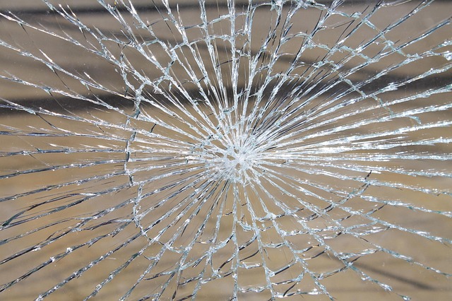 spinnennetzartig gebrochene Glasscheibe