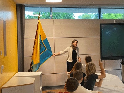 Schülerinnen und Schüler der Grundschule Brockwitz sitzen im Beratungsraum des Rathauses