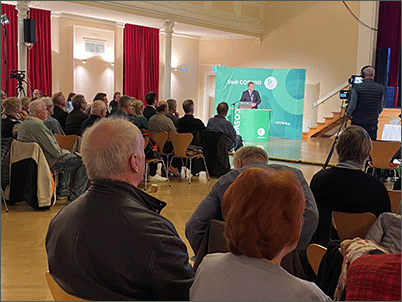 Bürgerinnen und Bürger sitzen im großen Saal der Börse zur Einwohnerversammlung 2025