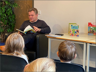 Oberbürgermeister Thomas Schubert liest ein Kinderbuch vor.