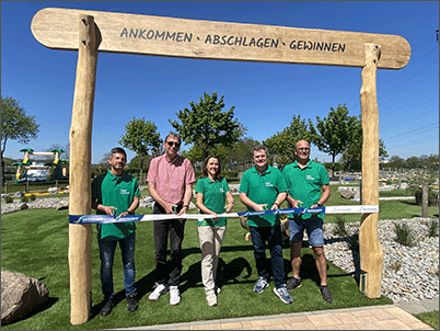 Eröffnung der neuen Adventuregolf-Anlage im Freibad Coswig-Kötitz. v. l.: Falk Kappis (Tiefbauamt), Torsten Meyer (Geschäftsführer Technische Werke), Friederike Trommer (Bürgermeisterin), Thomas Schubert (Oberbürgermeister) sowie Torsten Schröder (Stadtma