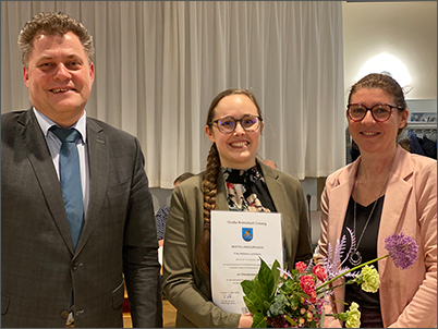 Zur Stadtratssitzung am 11. März 2026 in der Börse wurde Adriana Lachmann (Mitte) zur Standesbeamtin bestellt. Oberbürgermeister Thomas Schubert (links) und Ina Schmidt Leiterin Personal (rechts) überbrachten die Glückwünsche.