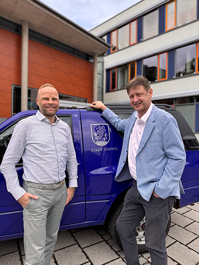 Fachbereichsleiter Ordnungswesen Olaf Lier (re.) übergibt den Staffelstab an seinen Nachfolger Lars Kleindienst (li.).