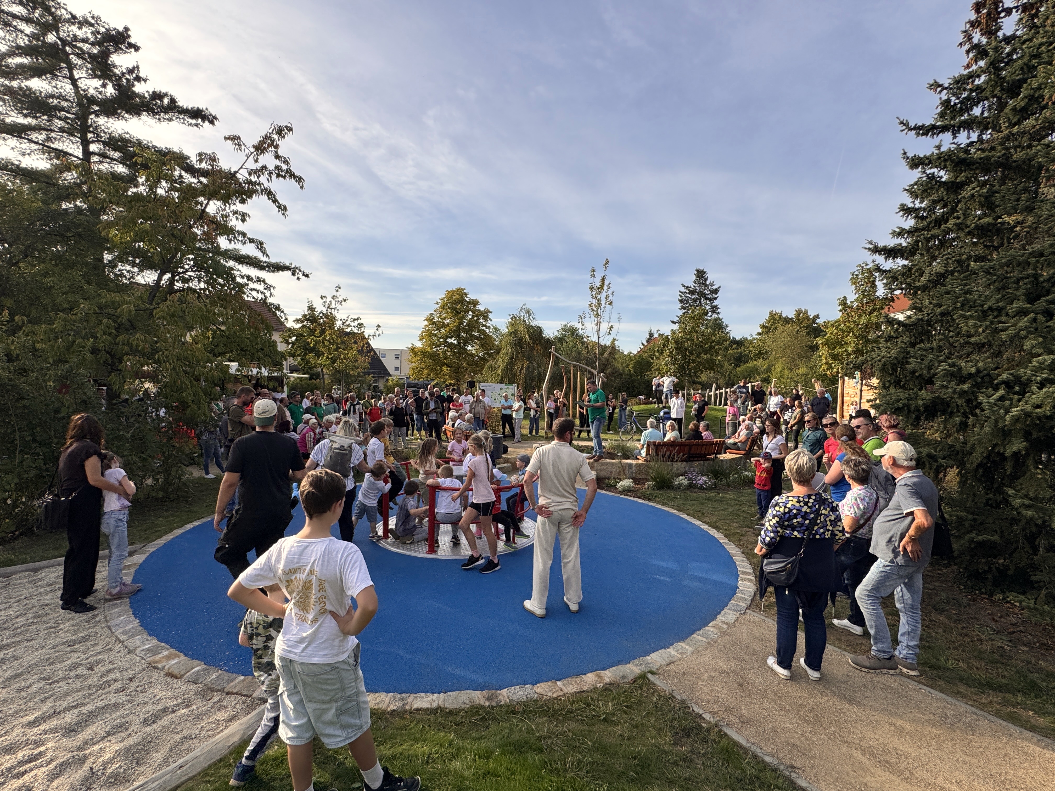 Eröffnung des Motorikpark mit vielen Besucherinnen und Besuchern.