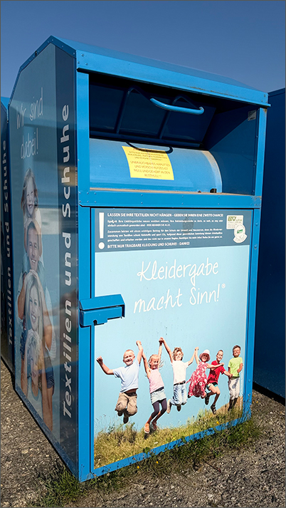 Blaue Altkleidercontainer aufgestellt.