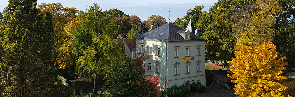 Blick zur Karrasburg vom Rathausdach im Herbst