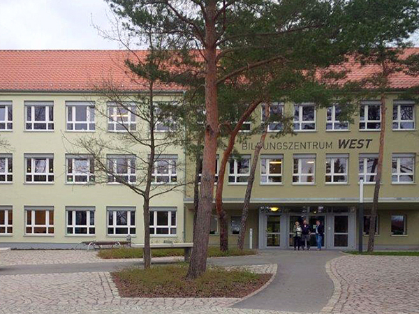 Bildungszentrum West - Blick zum Eingang