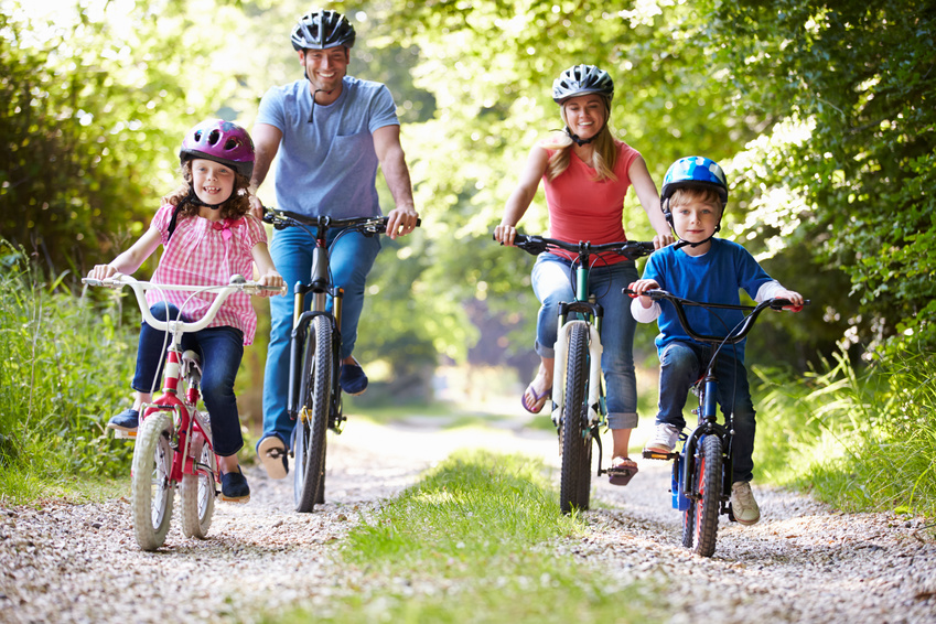 Symbolfoto Freizeit - radfahrende Familie mit zwei Kindern